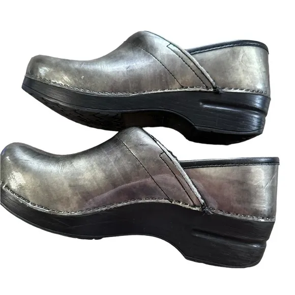 Dansko Clogs Silver/green Size 8.5  39