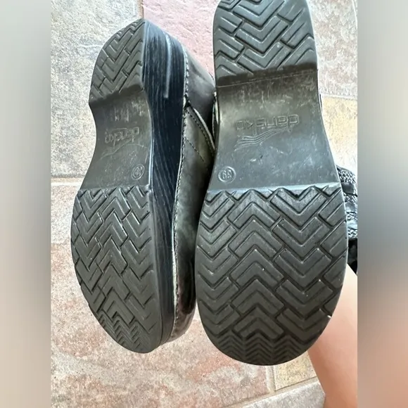 Dansko Clogs Silver/green Size 8.5  39