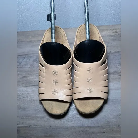 Dansko Women's Tilly Leather Beige Clog Sandals Wooded Heel Slip Ons,Size US 7