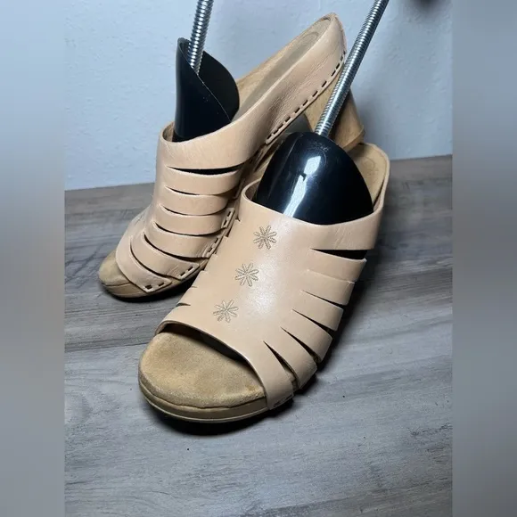 Dansko Women's Tilly Leather Beige Clog Sandals Wooded Heel Slip Ons,Size US 7