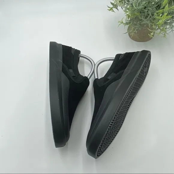 DC Shoes Men's Infinite Slip-On SkateShoes Black/Black/Black Sz 8 flat low top