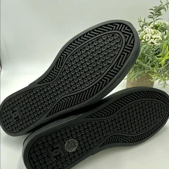 DC Shoes Men's Infinite Slip-On SkateShoes Black/Black/Black Sz 8 flat low top