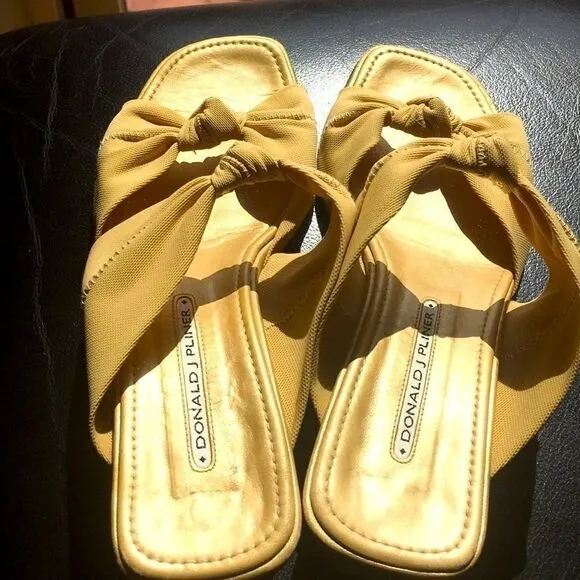 Donald J Pliner sandals 9 butter color with gold heels stretch leather slip on