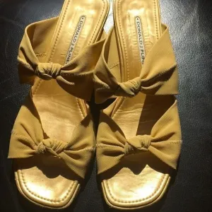 Donald J Pliner sandals 9 butter color with gold heels stretch leather slip on