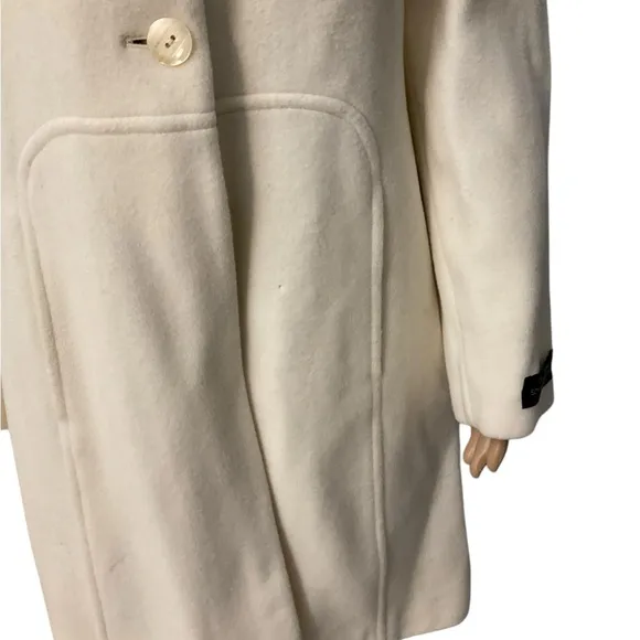 Donatella Women’s Single Breasted Cream Walker Coat. Size 10