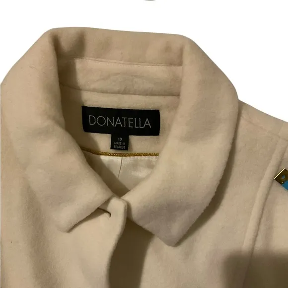 Donatella Women’s Single Breasted Cream Walker Coat. Size 10