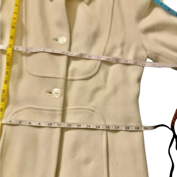 Donatella Women’s Single Breasted Cream Walker Coat. Size 10