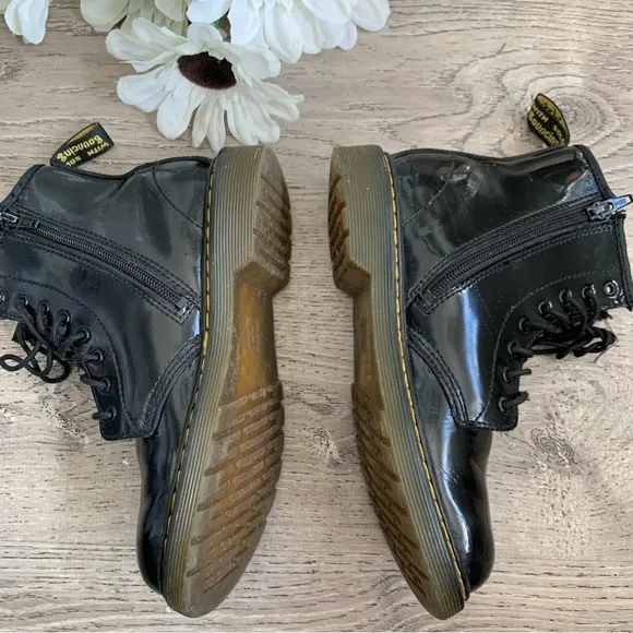 DR MARTENS COMBAT BOOTS