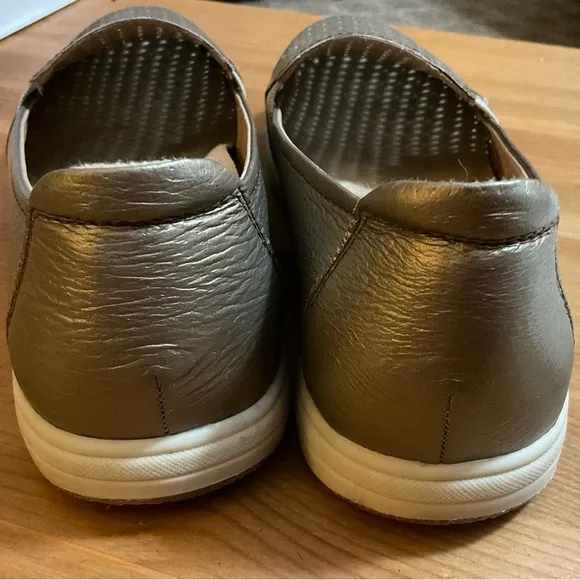 Earth Orgins:Women Elin leather casual platinum color slip on women’s shoes sz.8