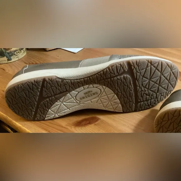 Earth Orgins:Women Elin leather casual platinum color slip on women’s shoes sz.8