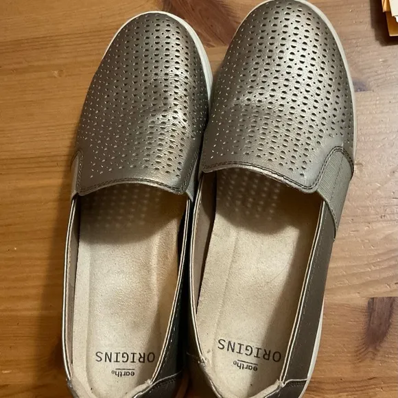 Earth Orgins:Women Elin leather casual platinum color slip on women’s shoes sz.8