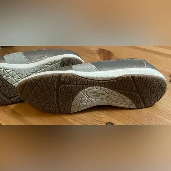 Earth Orgins:Women Elin leather casual platinum color slip on women’s shoes sz.8