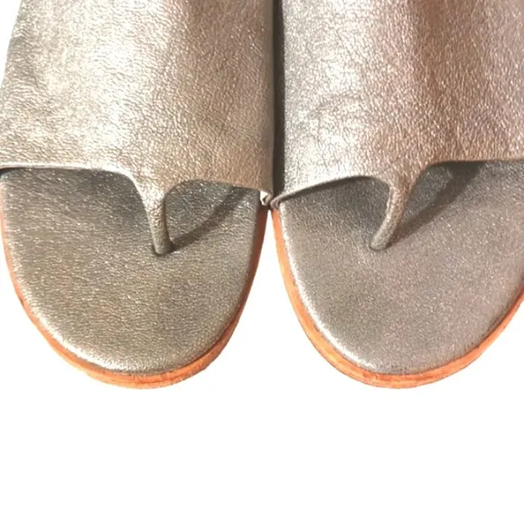 EILEEN FISHER Metallic Silver Leather Sandals Slip On Thongs size 8.5