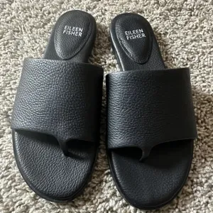 Eileen FisherKore Leather Flat Thong Sandals Black Size 6  Slip On Low Heel