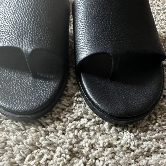 Eileen FisherKore Leather Flat Thong Sandals Black Size 6  Slip On Low Heel