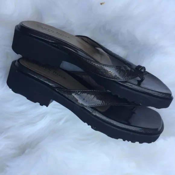 EUC Taryn Rose Knot Slip-on Sandals
