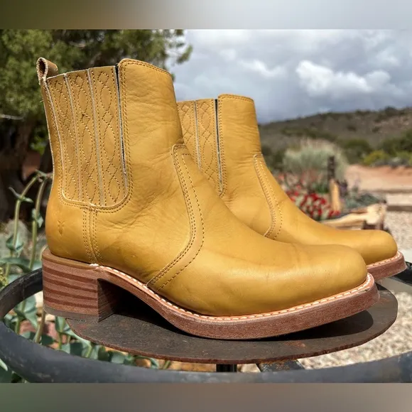 Frye Campus Chelsea Boots
