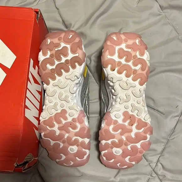 GIRLS Nike Vision React ‘LIGHT SMOKE’ (Size 7)
