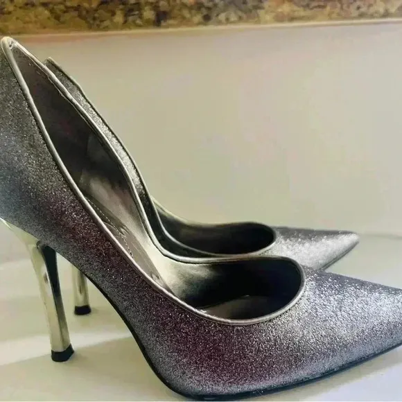 GUESS SHOES SIZE 6.5 SHIMMER SOFT PURPLE COLOR LIKE NEW CONDITION