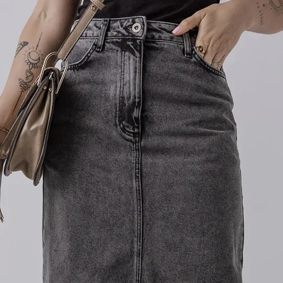 High-Rise Midi Retro 90s Acid Wash Black Denim Back Slit Frayed Hem Jean Skirt