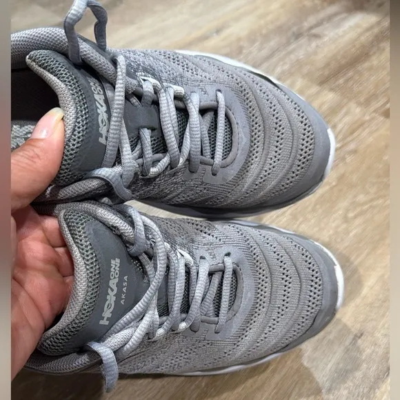 Hoka One One AKASA Size 8 Gray and White Athletic Shoes with Modern Silhouette