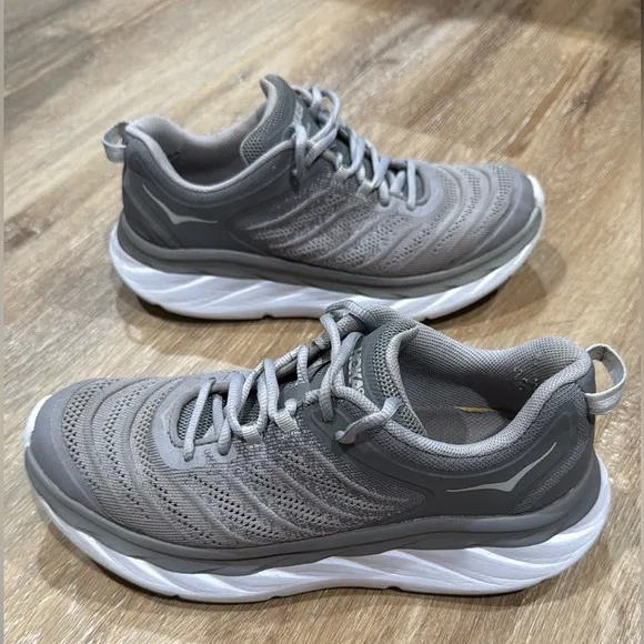 Hoka One One AKASA Size 8 Gray and White Athletic Shoes with Modern Silhouette