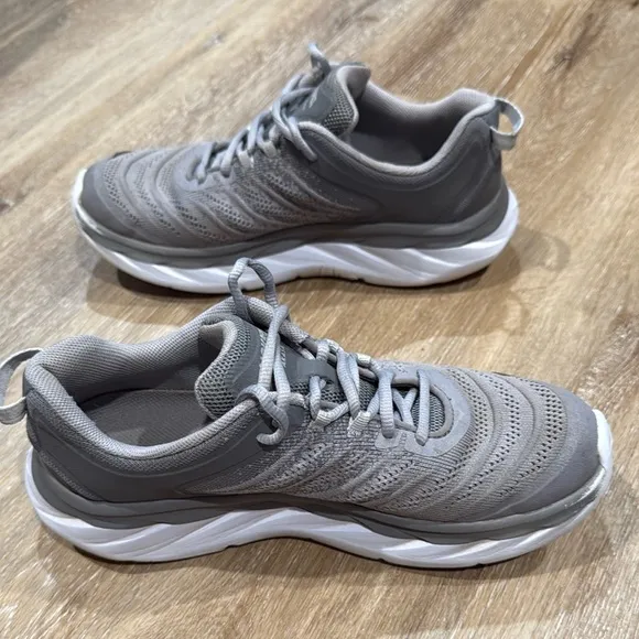 Hoka One One AKASA Size 8 Gray and White Athletic Shoes with Modern Silhouette