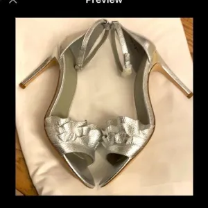 JOIE SILVER LEATHER RUFFLED FRONT SANDALS.…