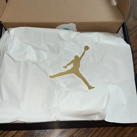 Jordan sneakers - worn a few times. Jordan 1 MID SE (PS)