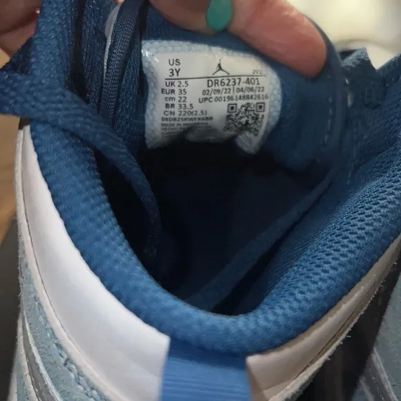 Jordan sneakers - worn a few times. Jordan 1 MID SE (PS)