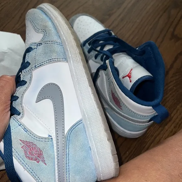 Jordan sneakers - worn a few times. Jordan 1 MID SE (PS)