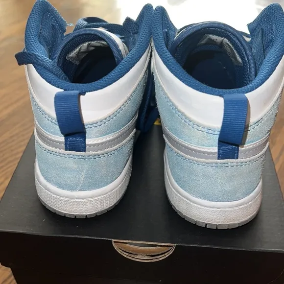 Jordan sneakers - worn a few times. Jordan 1 MID SE (PS)
