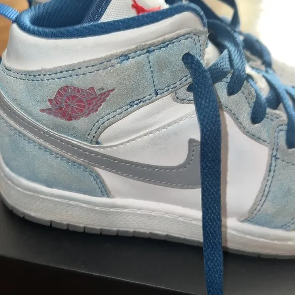 Jordan sneakers - worn a few times. Jordan 1 MID SE (PS)