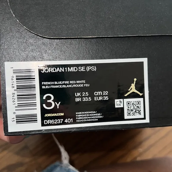 Jordan sneakers - worn a few times. Jordan 1 MID SE (PS)