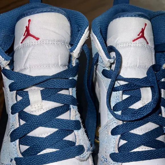 Jordan sneakers - worn a few times. Jordan 1 MID SE (PS)
