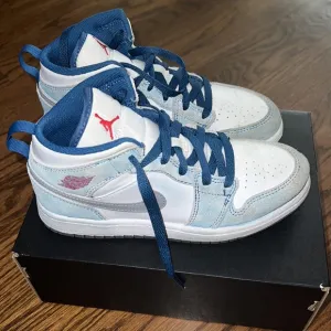 Jordan sneakers - worn a few times. Jordan 1 MID SE (PS)
