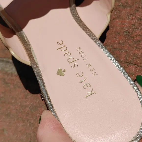 Kate Spade Gold Metallic Scallop Fetty Sandals Size 7 (2324)