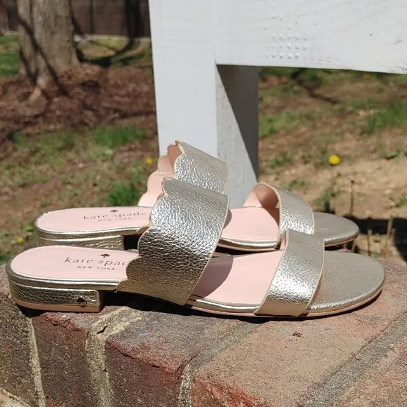 Kate Spade Gold Metallic Scallop Fetty Sandals Size 7 (2324)
