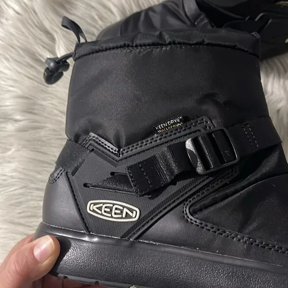 KEEN black Hoodrome boots