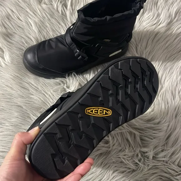 KEEN black Hoodrome boots