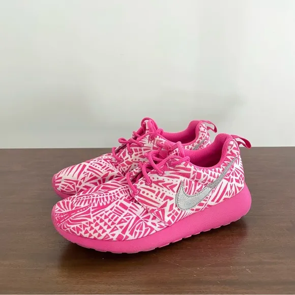 Kids Nike Roshe Run Print GTS, Youth Size 5, Pink and White
