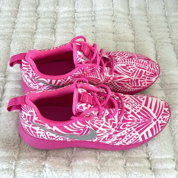 Kids Nike Roshe Run Print GTS, Youth Size 5, Pink and White
