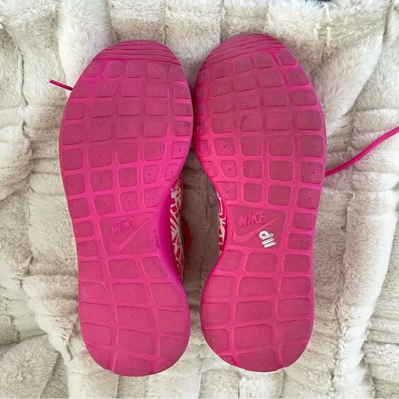 Kids Nike Roshe Run Print GTS, Youth Size 5, Pink and White