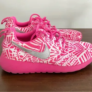 Kids Nike Roshe Run Print GTS, Youth Size 5, Pink and White