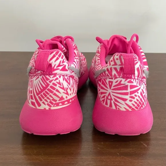 Kids Nike Roshe Run Print GTS, Youth Size 5, Pink and White