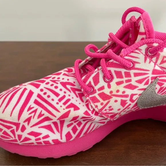 Kids Nike Roshe Run Print GTS, Youth Size 5, Pink and White