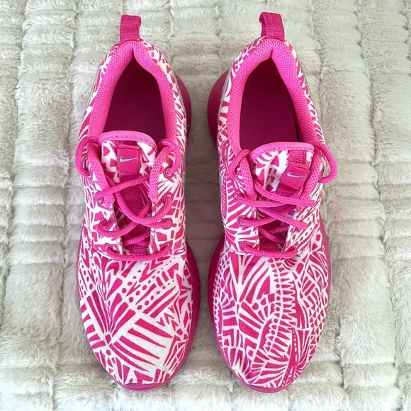 Kids Nike Roshe Run Print GTS, Youth Size 5, Pink and White