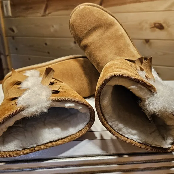 Koolaburra Cozy Tan Suede Boots By Ugg with Fur Lining
