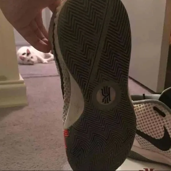 Kyrie 1 WHITE DOVE GREY INFRARED