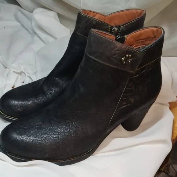 L 'artiste by spring step ankle boots size 39